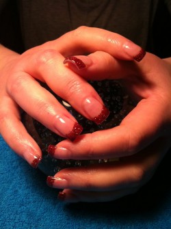 Madeleine ville ha blodrd glitter manikyr lagom till psk!