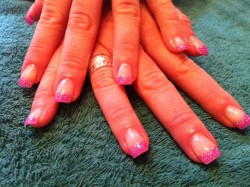 Sofie - terbesk, tog bort den franska manikyren och provade den nya somriga glitterrosa. Bild 1
