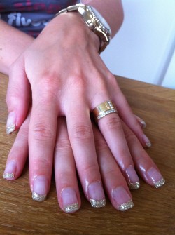 Sara - Återbesök. Ville ta bort den franska manikyren och sen ville hon ha guld glitter såklart! :) Matchar utmärkt till vigelringen. Sara - Återbesök. Ville ta bort den franska manikyren och sen ville hon ha guld glitter såklart! :) Matchar utmärkt till vigelringen.
