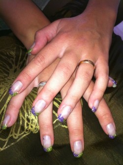 Saara ville ha fransk manikyr men nd frscha till det lite med en glitter manikyr...