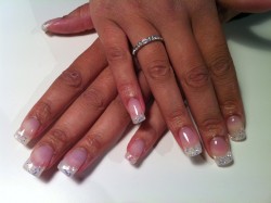 Saara ville ha fransk manikyr men nd frscha till det lite med en glitter manikyr...