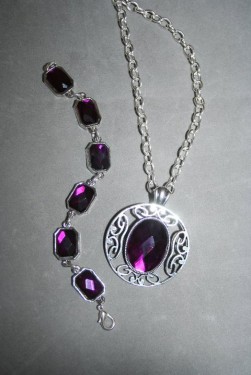 SE045 Purple diamonds: Smyckesset med halsband (55 cm långt) och armband (18 cm långt) med vackra lila stenar...170:- 99:- 
För att se en större bild, klicka på denna länk.