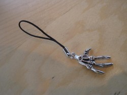MO013 Mobile hand: Mobilsmycke med skeletthand...59:- SLD
Fr att se en strre bild, klicka p denna lnk.