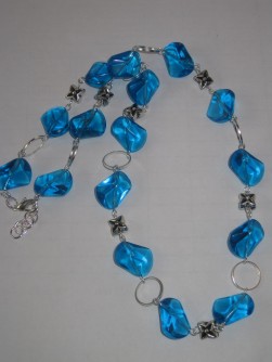 HA069 Big Blue: Halsband med hrligt bla glasprlor och ringar...110:- 70:- 
Fr att se en strre bild, klicka p denna lnk.