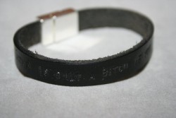 NA021 Karma: Stansat lderarmband (1 cm brett) med texten 