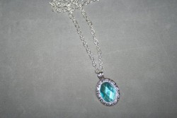 HA106 Blue Crystal: Halsband (55 cm lngt) med en vacker bl sten...SLD
Fr att se en strre bild, klicka p denna lnk.