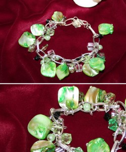 AR035 Green berlock: Berlock armband med grna snckskals prlor...99:- SLD 
Fr att se en strre bild, klicka p denna lnk.