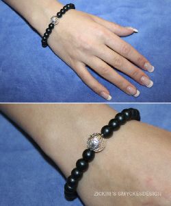 AR013 Silverdrop: Armband med elastiskt band med svarta prlor och en filigran prla i silver...65:- SLD