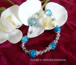 AR041 Frosty blueheart: Elastiskt armband med bla krackelerade prlor och sm hjrtan...89:- SLD