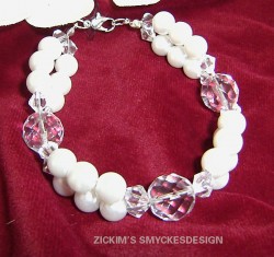 AR042 Crystal white: Armband med vita vaxprlor och facetterade glasprlor...95:- 55:-