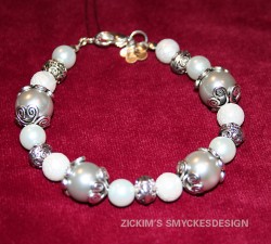 AR047 Grey flower: Armband med gr och vita prlor...75:- SLD 
Fr att se en strre bild, klicka p denna lnk.