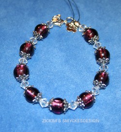 AR049 Purple princess: Armband med mrklila glasprlor...SLD
Fr att se en strre bild, klicka p denna lnk.