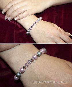AR017 Purple facett: Armband med elastiskt band med lila och gr prlor samt 2 lila facett prlor...59:- SLD
