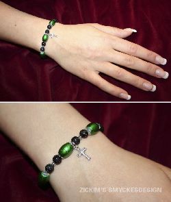 SE019 Drizzle cross: Armband med elastiskt band med grna drizzle prlor och ett litet kors + tillhrande rhngen...85:- SLD