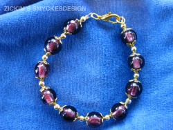 AR053 Purple gold: Armband med lila glasprlor och 
guldfrgade detaljer...69:- SLD  
Fr att se en strre bild, klicka p denna lnk.