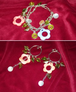 SE023 Flowerpower 2: Armband och rhngen med lckra snckskals blommor...125:- SLDFr att se en strre bild, klicka p denna lnk.