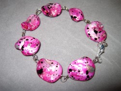 AR067 Spotted candy: Armband med rosa snckskalsprlor...75:- SLD 
Fr att se en strre bild, klicka p denna lnk.