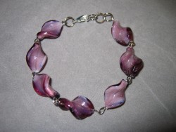 AR070 Twisted purple: Armband med vridna lila glasprlor...79:- 40:-