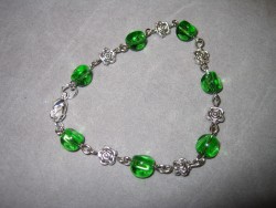 AR071 Green rose: Armband med grns glasprlor och 
rosor i metall...69:- SLD 
Fr att se en strre bild, klicka p denna lnk.