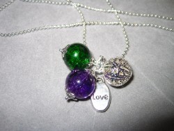 HA061 Purple love: Halsband med krackelerade glasprlor och ett 