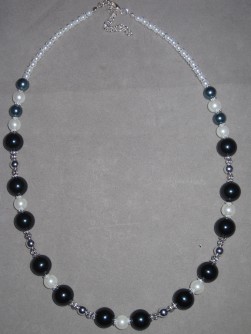 HA075 Black snow: Halsband med vita och blsvarta prlor...130:- SLD
Fr att se en strre bild, klicka p denna lnk.