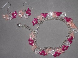 SE036 Pink flower arm: Armband + rhngen med rosa blommor i acryl och glasbicone prlor...105:- SLD 
Fr att se en strre bild, klicka p denna lnk.