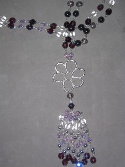 HA081 Long flower: Lngt halsband (ca 90 cm) med mrklila och rosa glasprlor och en stor silverfrgad blomma som hnge...145:- 99:- 
Fr att se en strre bild, klicka p denna lnk.
