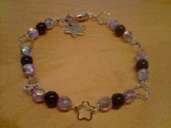 AR002 Purpleflower: Armband med sm blommor och lila prlor...69:- SLD