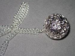 HA084 Flower ball: Lngre halsband (ca 70cm) med en stor silvefrgad boll p 25mm...85:- SLD  
Fr att se en strre bild, klicka p denna lnk.