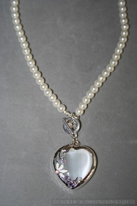 G14: Halsband (40 cm långt) med vita glaspärlor och ett jätte vackert hjärta med små swarovski stenar på...110:- SÅLD G14: Halsband (40 cm långt) med vita glaspärlor och ett jätte vackert hjärta med små swarovski stenar på...110:- SÅLD