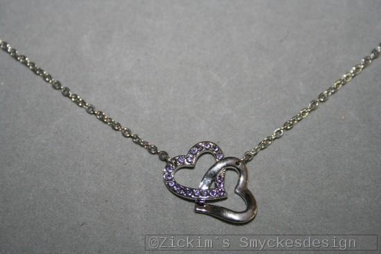 G15: Halsband (40 cm + 5 cm frlngninskedja) med ett dubbelhjrta med kta swarovski stenar i lila...120:-