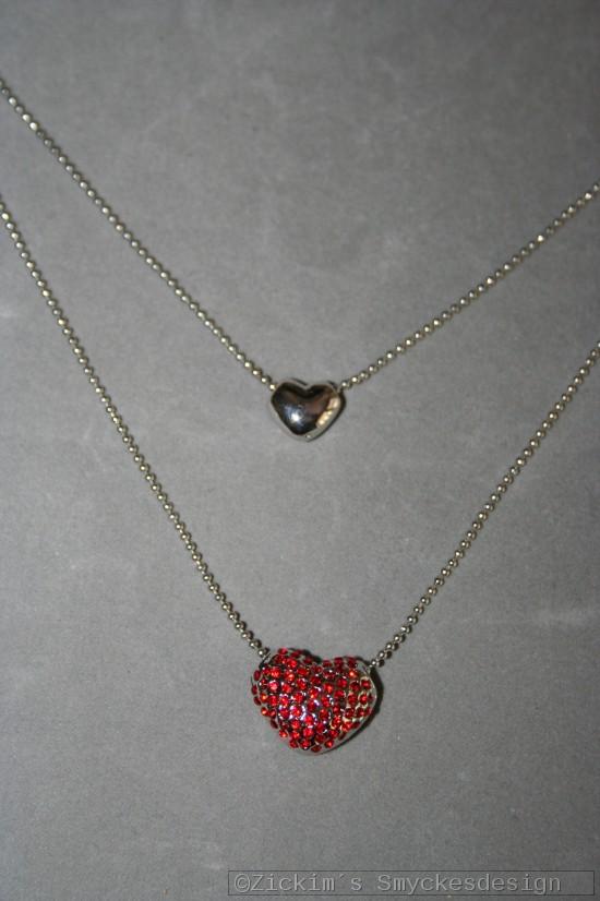 G17: Dubbelradigt halsband med ett hjärta med små röda swarovski stenar på...120:- SÅLD