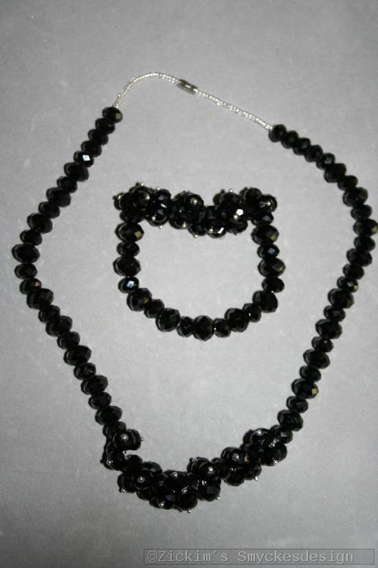 G18: Smyckesset med halsband (46 cm långt) samt elastiskt armband med äkta svarta swarovski pärlor...219:- SÅLD