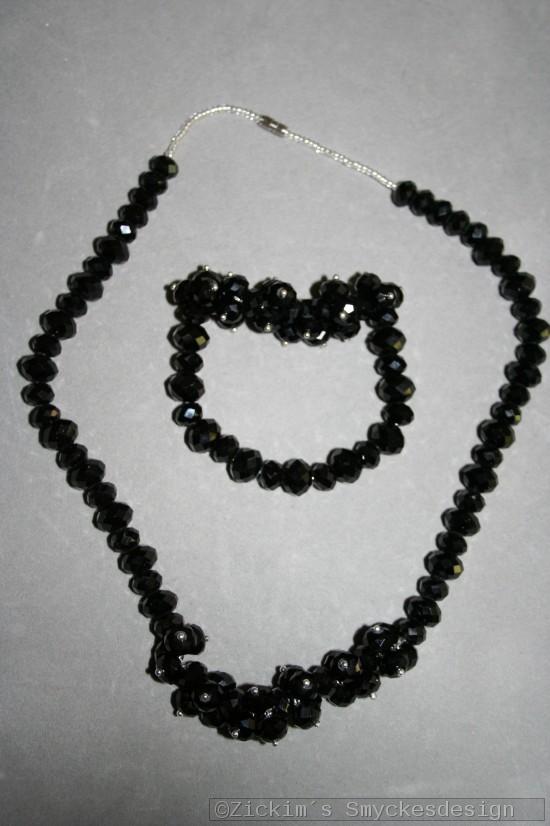 G18: Smyckesset med halsband (46 cm långt) samt elastiskt armband med äkta svarta swarovski pärlor...219:- SÅLD G18: Smyckesset med halsband (46 cm långt) samt elastiskt armband med äkta svarta swarovski pärlor...219:- SÅLD