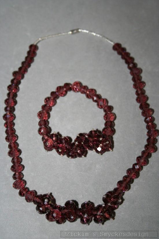 G19: Smyckesset med halsband (46 cm långt) samt elastiskt armband med äkta vinröda swarovski pärlor...219:- SÅLD