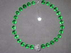 HA082 Big green ball: Halsband med grna glasprlor och en stor silverfrgad trasselboll...SLD
Fr att se en strre bild, klicka p denna lnk.