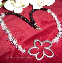 HA022 Crystal flower: Halsband med bergskristalls chips och svarta vaxprlor samt en stor blomma som hnge...99:- SLD 
Fr att se en strre bild, klicka p denna lnk.