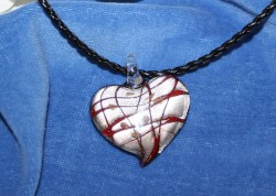 HA026 Silver heart: Vackert  stort glashjrta p fltat lderband...95:- SLD 
Fr att se en strre bild, klicka p denna lnk.