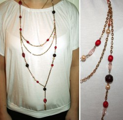 HA027 Long red: Lngt halsband med guldfrgad kedja och rda prlor och hnge (versta kedjan nrmast halsen ingr ej, privat smycke)...75:- SLDFr att se en strre bild, klicka p denna lnk.