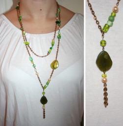 HA028 Long green: Långt halsband med guldfärgad kedja och gröna pärlor...75:- SÅLDFör att se en större bild, klicka på denna länk.