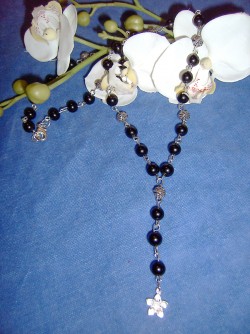 HA032 Little flower: Lngre halsband med svarta glasprlor och en liten blomma som hnge...85:- SLD