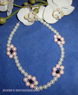 HA037 Pearl flower: Halsband med rosa blommor...95:- SLD