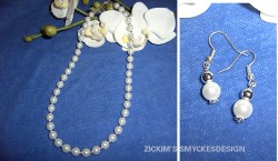 SE026 Pearl princess: Vackert prl halsband i vitt med sm silver prlor emellan +tillhrande rhngen...75:- SLD