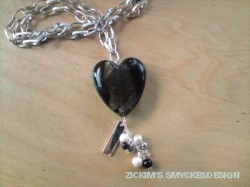 HA041 Big heart: Lngre halsband (ca 70cm) med grov kedja och ett stort hjrta i glas + stansbar bricka (valfri text)...110:- SLD 
Fr att se en strre bild, klicka p denna lnk.