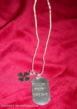 NA006 Lucky dreams: Halsband med stansad dog tag (Follow your dreams) samt fyrklver p kulkedja (valfri lngd)...90:- SLD 
Fr att se en strre bild, klicka p denna lnk.