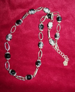 HA053 Black frost: Halsband med svart/vita krackelerade prlor samt ovala lnkar...115:- SLD