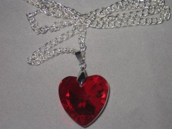 HA073 Red Heart: Halsband med rtt glashjrta...90:- SLD 
Fr att se en strre bild, klicka p denna lnk.