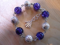 AR056 Purple ball: Armband med  lila krackelerade prlor...70:- SLD 
Fr att se en strre bild, klicka p denna lnk.