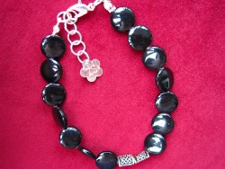 AR059 Black spot: Armband med svarta platta prlor...75:- SLD 
Fr att se en strre bild, klicka p denna lnk.