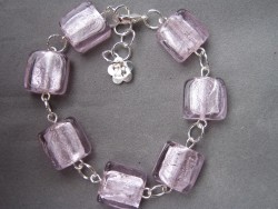 AR060 Candy cube: Armband med rosa fyrkantiga glasprlor...69:- SLD 
Fr att se en strre bild, klicka p denna lnk.